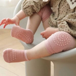 Set protectie anti-alunecare pentru bebelusi, genunchiere si sosete